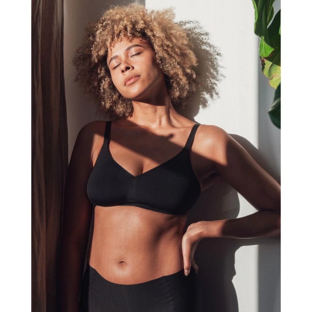 NWT SEAMLESS LINGERIE Second Skin Everyday Seamless T-Shirt Bra in Black